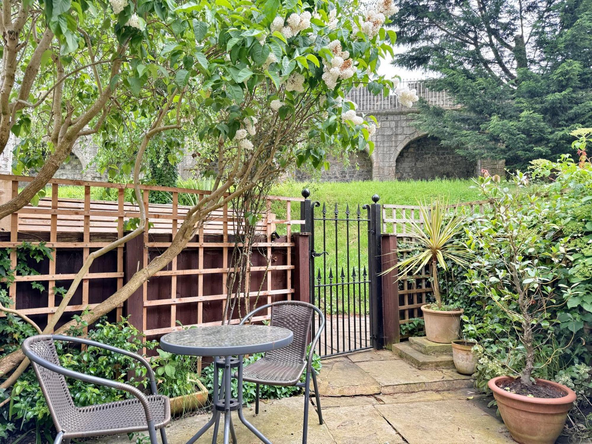 Cherry Blossom Cottage York Extérieur photo