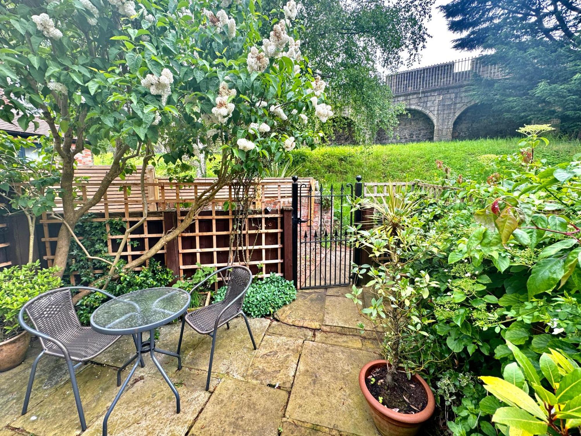 Cherry Blossom Cottage York Extérieur photo